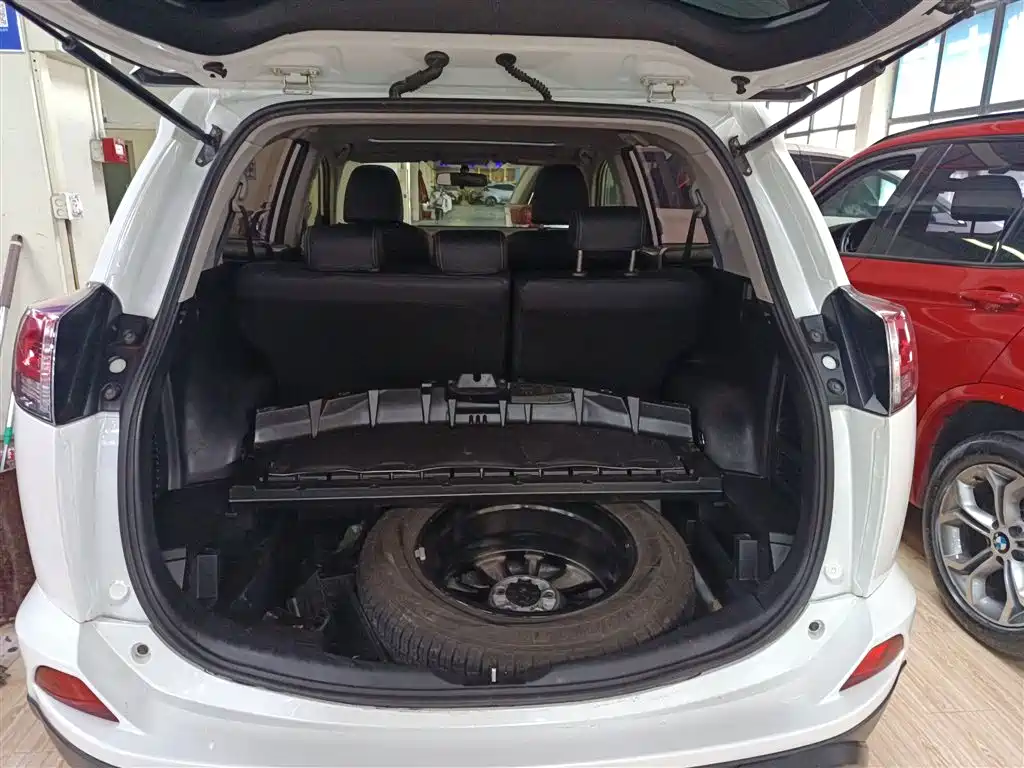 Toyota RAV4 2017 — фото 12