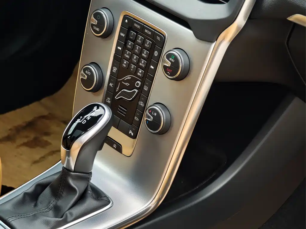 Volvo V40 2017 — фото 11