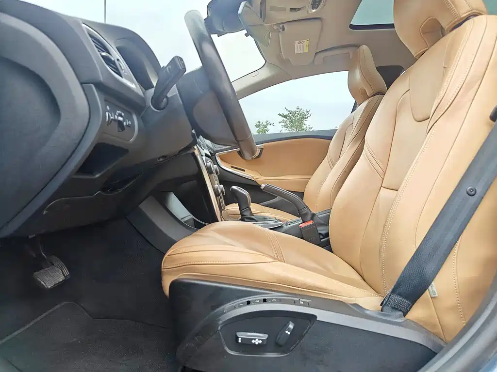 Volvo V40 2017 — фото 14