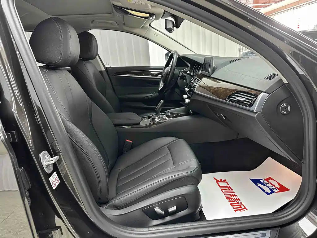 BMW 5 Series 2018 — фото 19