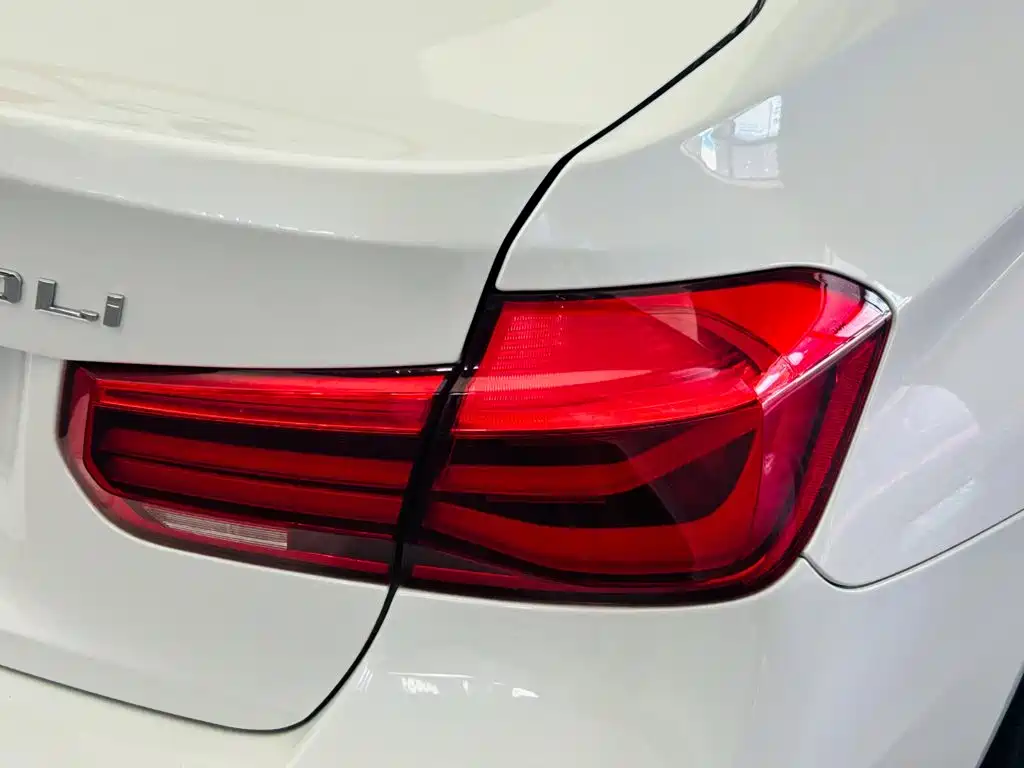 BMW 3 Series 2017 — фото 12