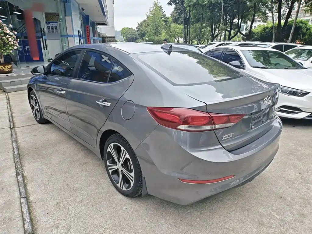 Hyundai Elantra 2018 — фото 23