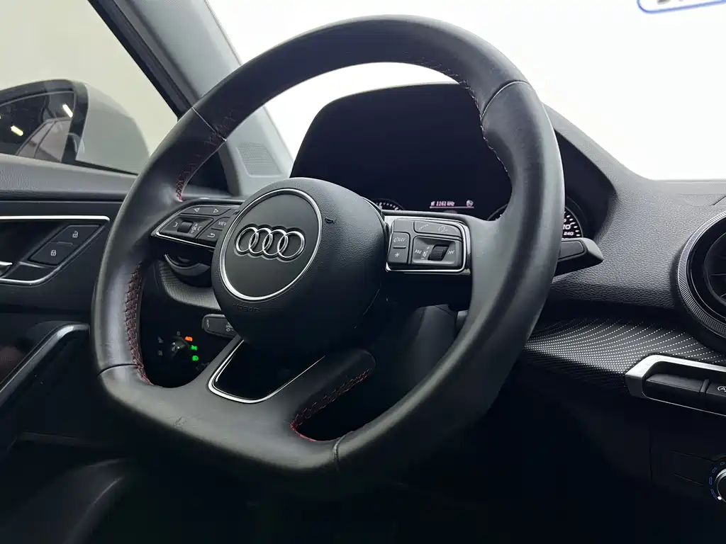 Audi Q2L 2022 — фото 9