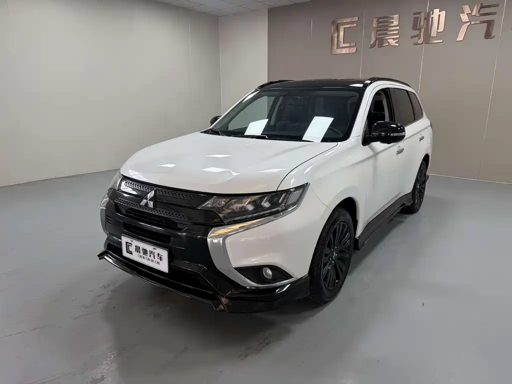 Mitsubishi Outlander 2023 — фото 1