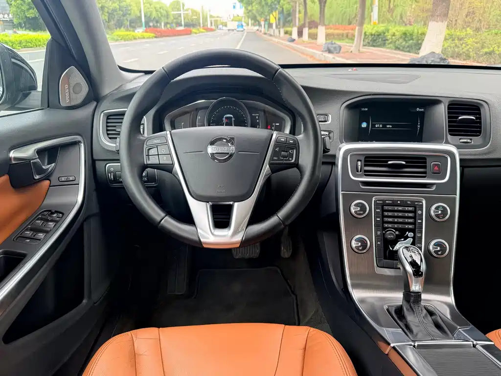 Volvo S60 2015 — фото 16