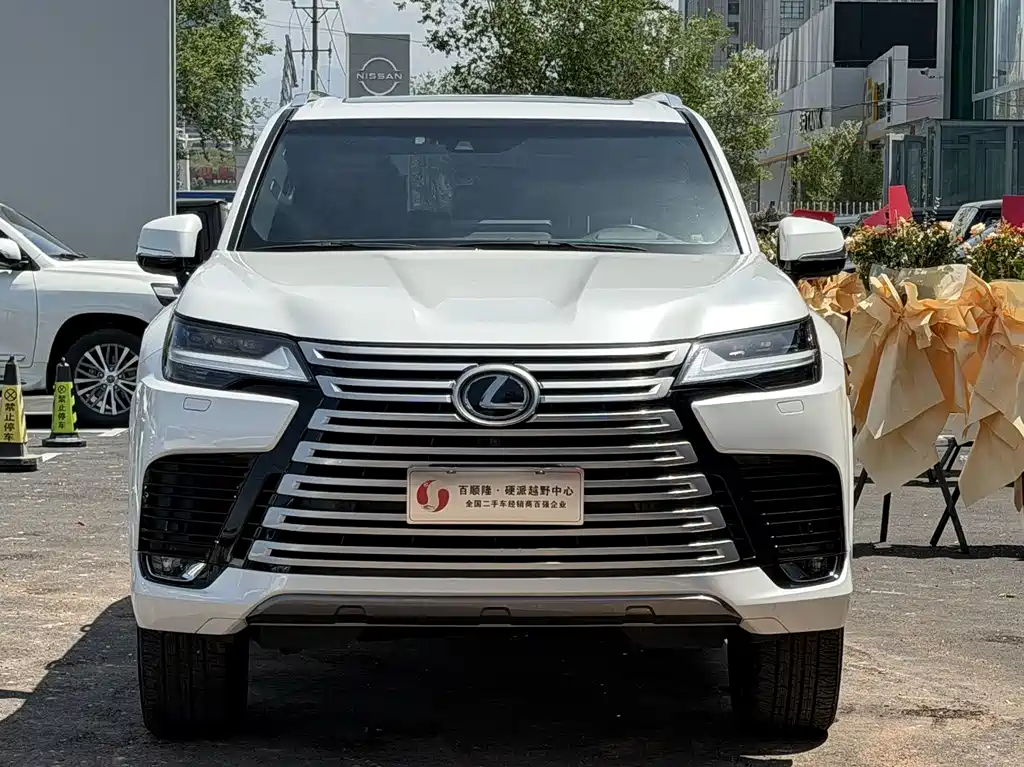 Lexus LX 2023 — фото 1