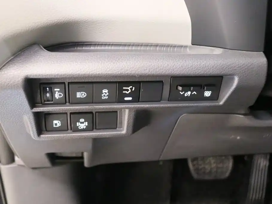 Toyota Granvia 2023 — фото 12