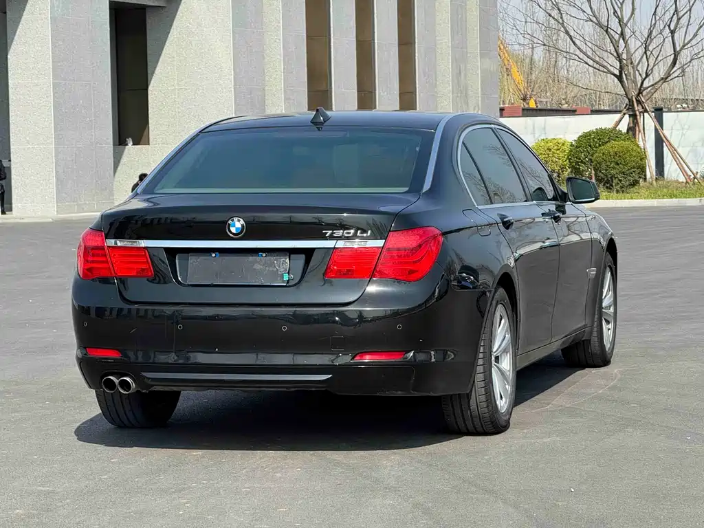 BMW 7 Series 2011 — фото 16