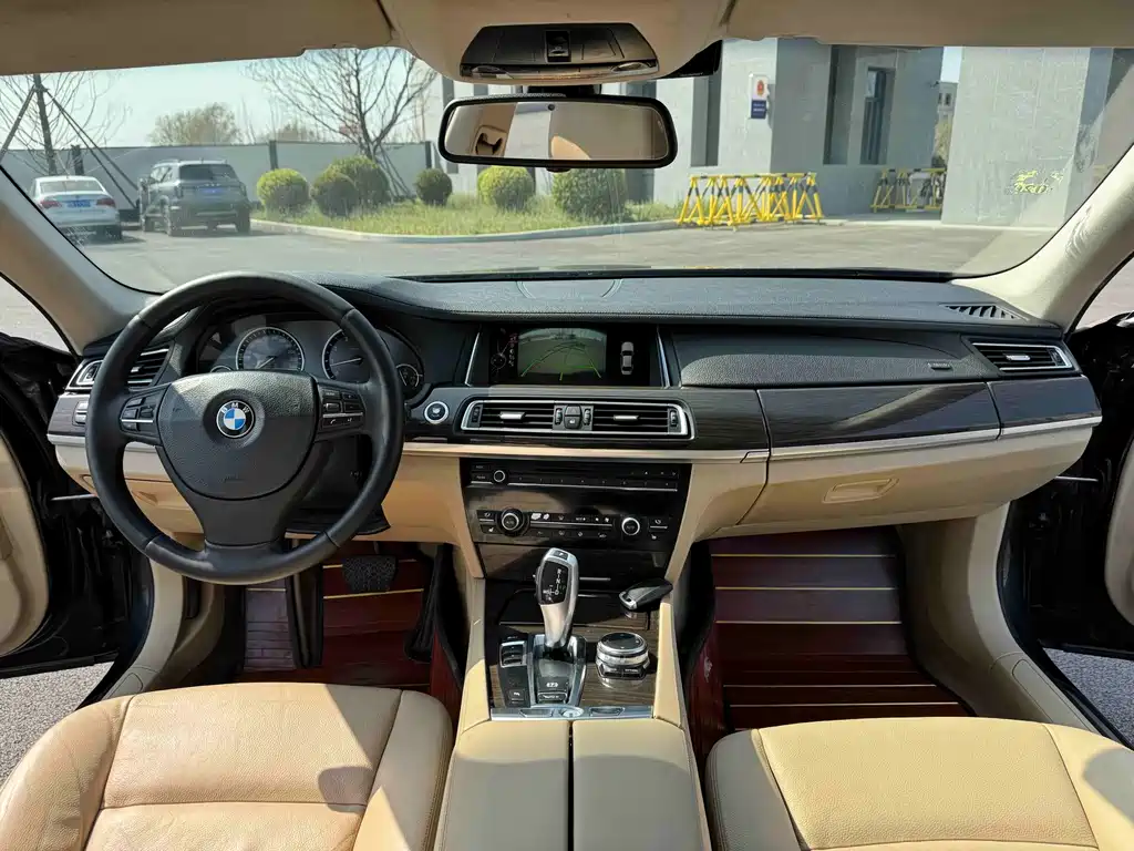 BMW 7 Series 2011 — фото 10