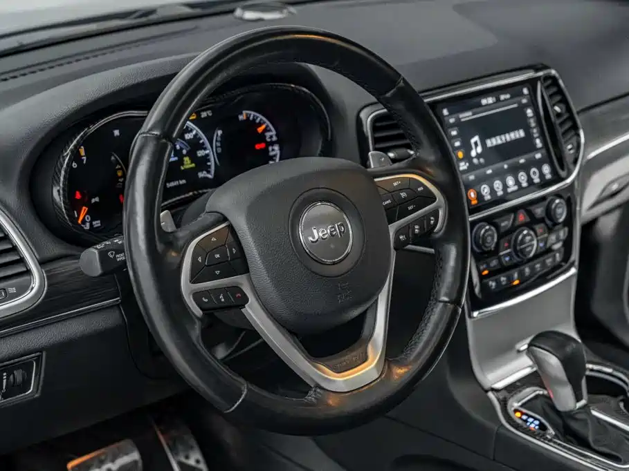 Jeep Grand Cherokee 2023 — фото 18