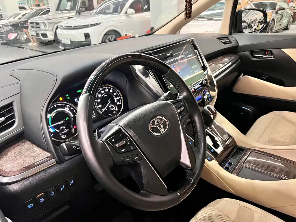 Toyota Alphard 2023 — фото 11