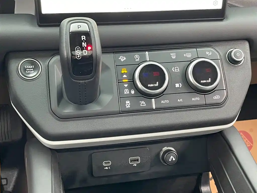 Land Rover Defender 2023 — фото 21