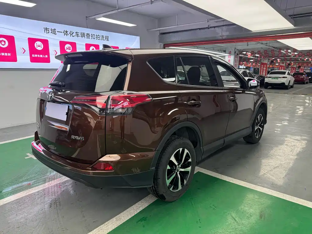 Toyota RAV4 2019 — фото 11
