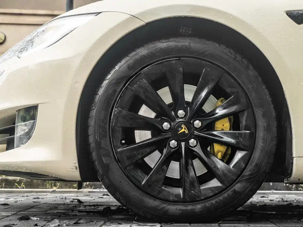 Tesla Model S 2017 — фото 16