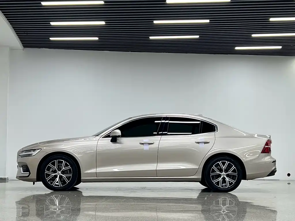 Volvo S60 2022 — фото 2