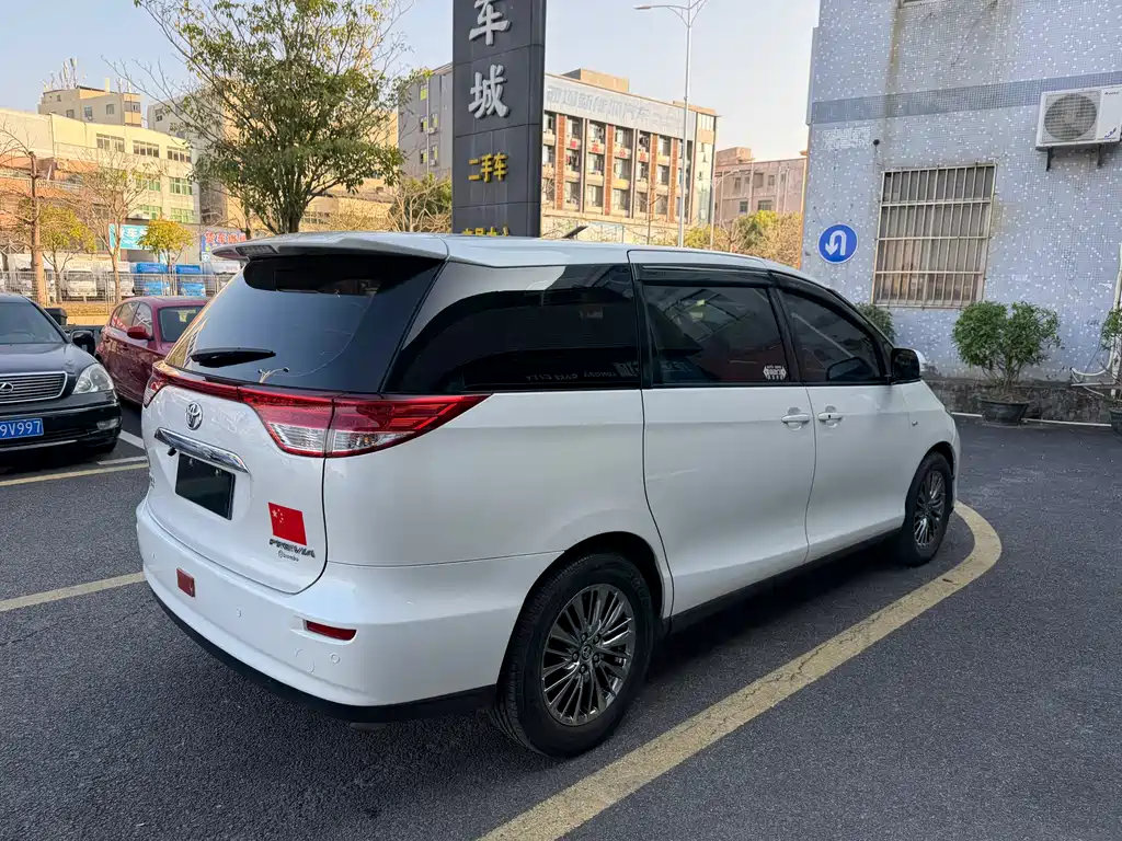 Toyota Previa 2015 — фото 8