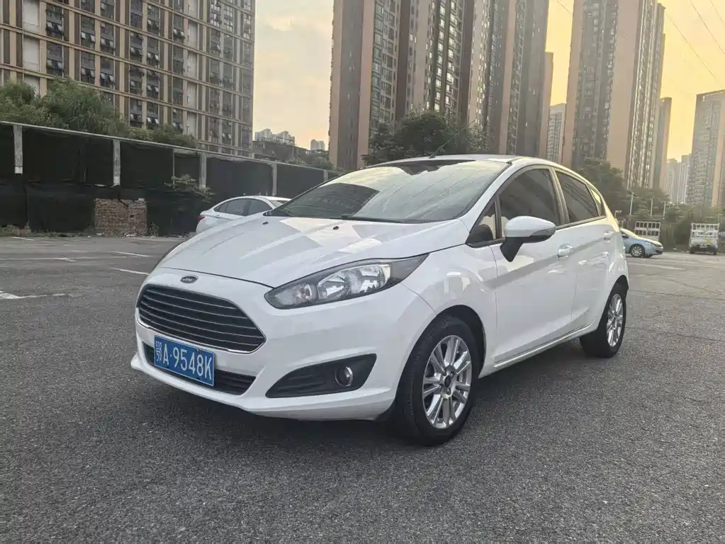 Ford Fiesta 2015 — фото 1