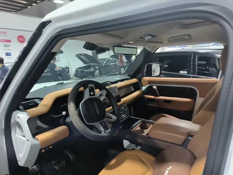 Land Rover Defender 2025