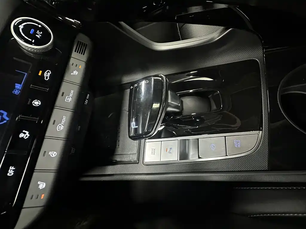 Hyundai Elantra 2023 — фото 23