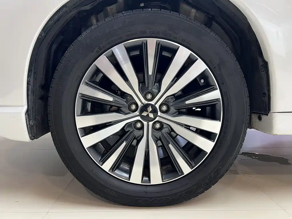 Mitsubishi Outlander 2023 — фото 16