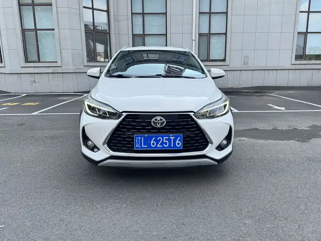 Toyota Yaris L 2022 — фото 1