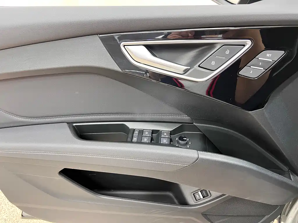 Audi Q4 e-tron 2022 — фото 12