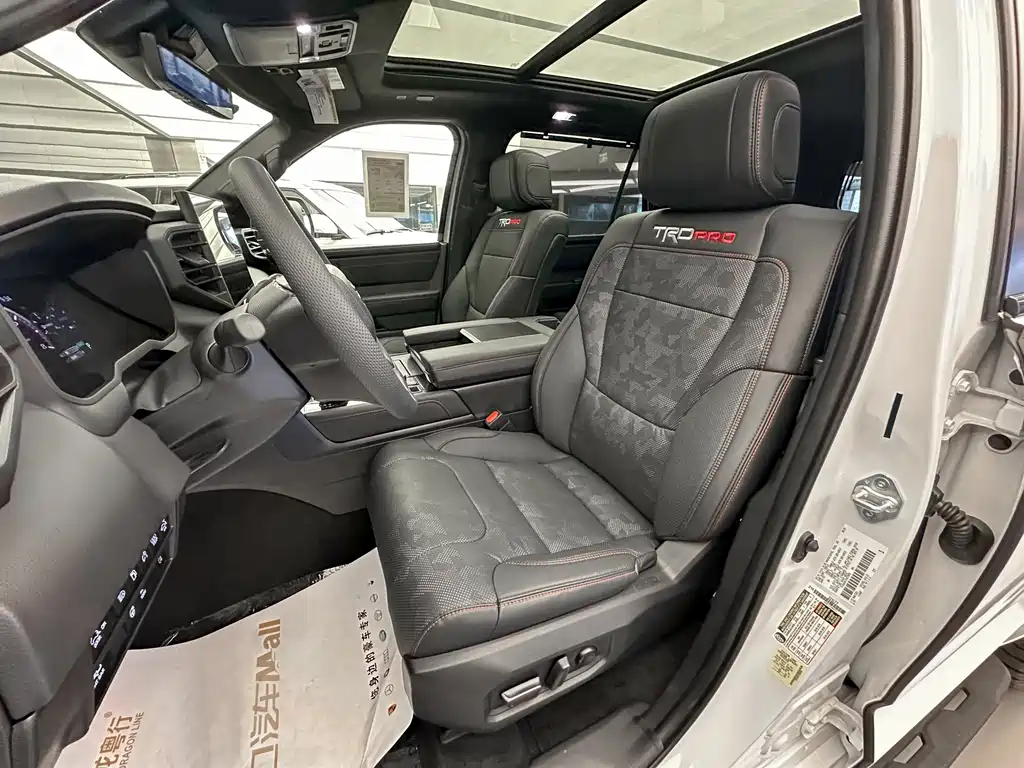 Toyota Sequoia — фото 13