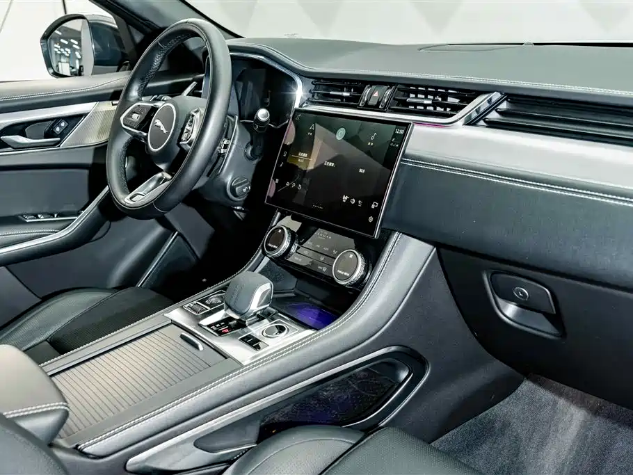 Jaguar F-PACE 2023 — фото 17