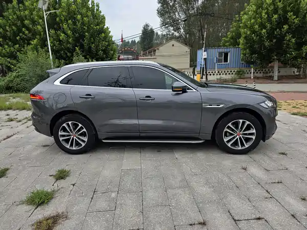 Jaguar F-PACE 2016