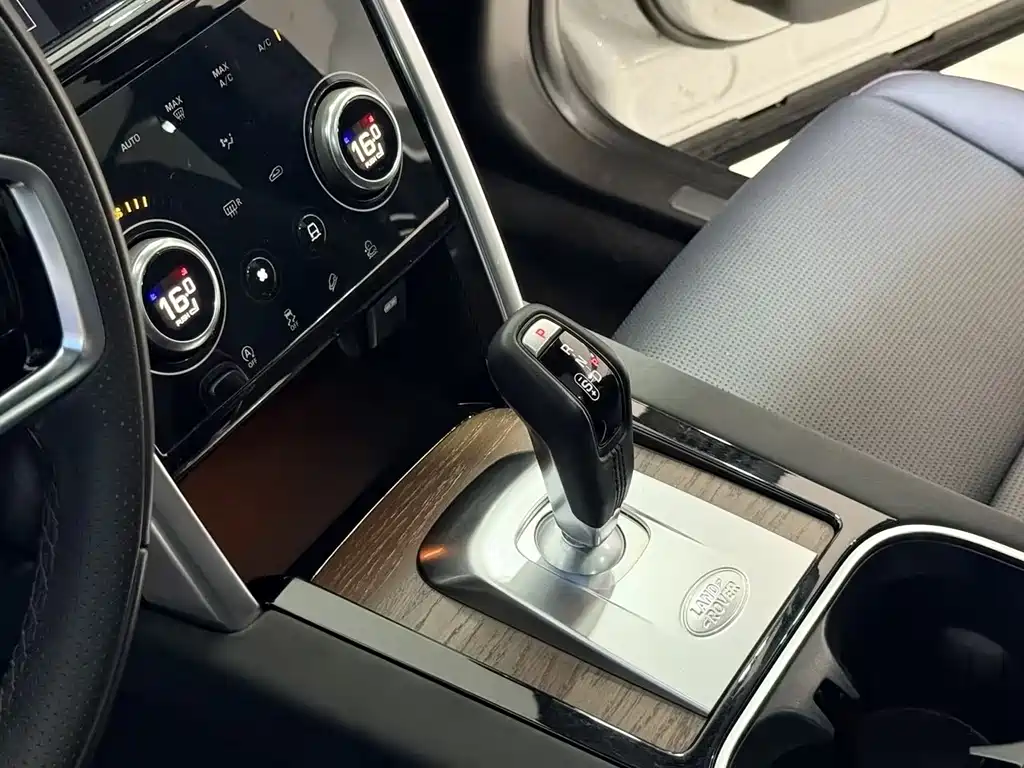 Land Rover Discovery Sport 2023 — фото 9