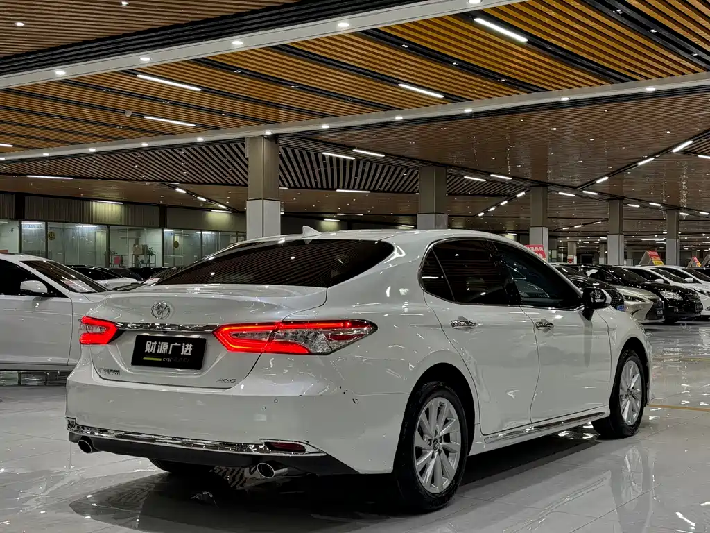 Toyota Camry 2023 — фото 13