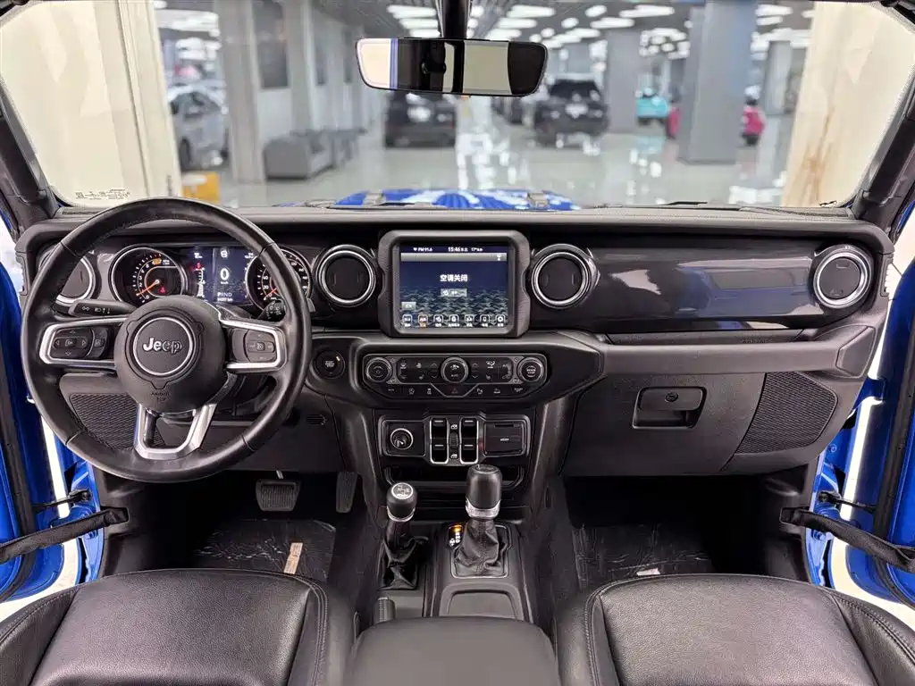 Jeep Wrangler 2023 — фото 13