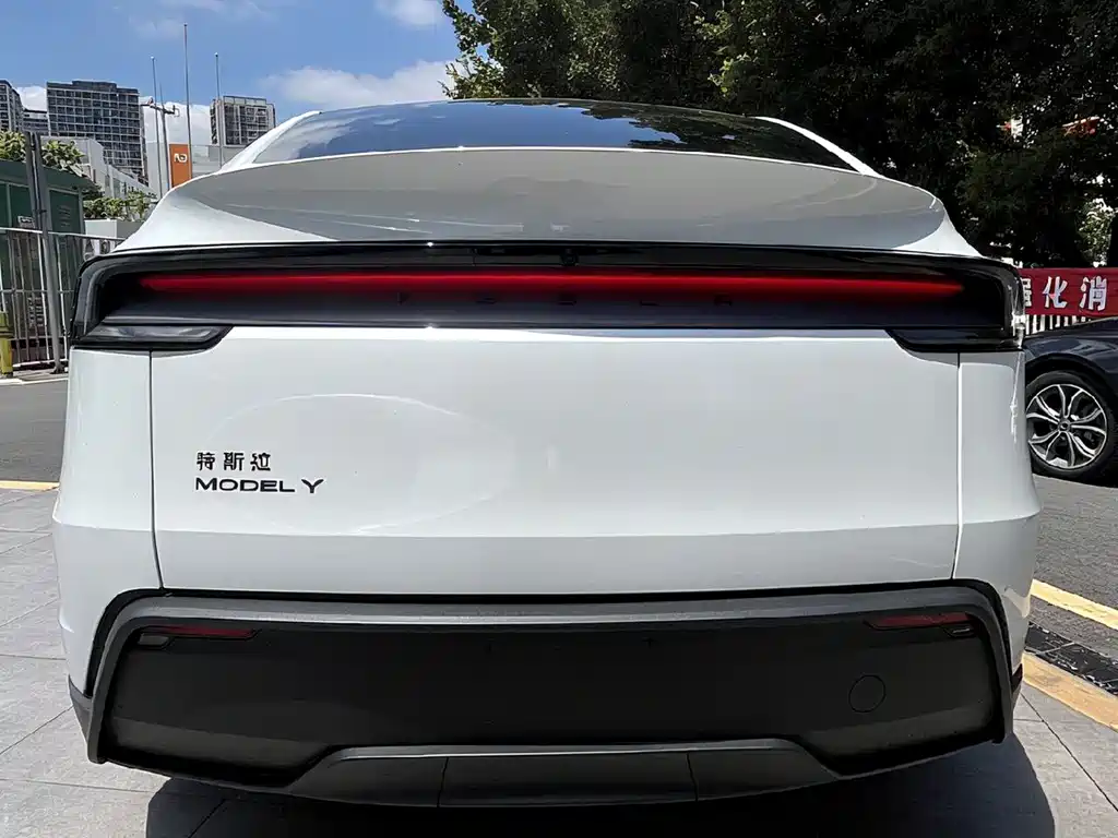 Tesla Model Y 2026 — фото 8