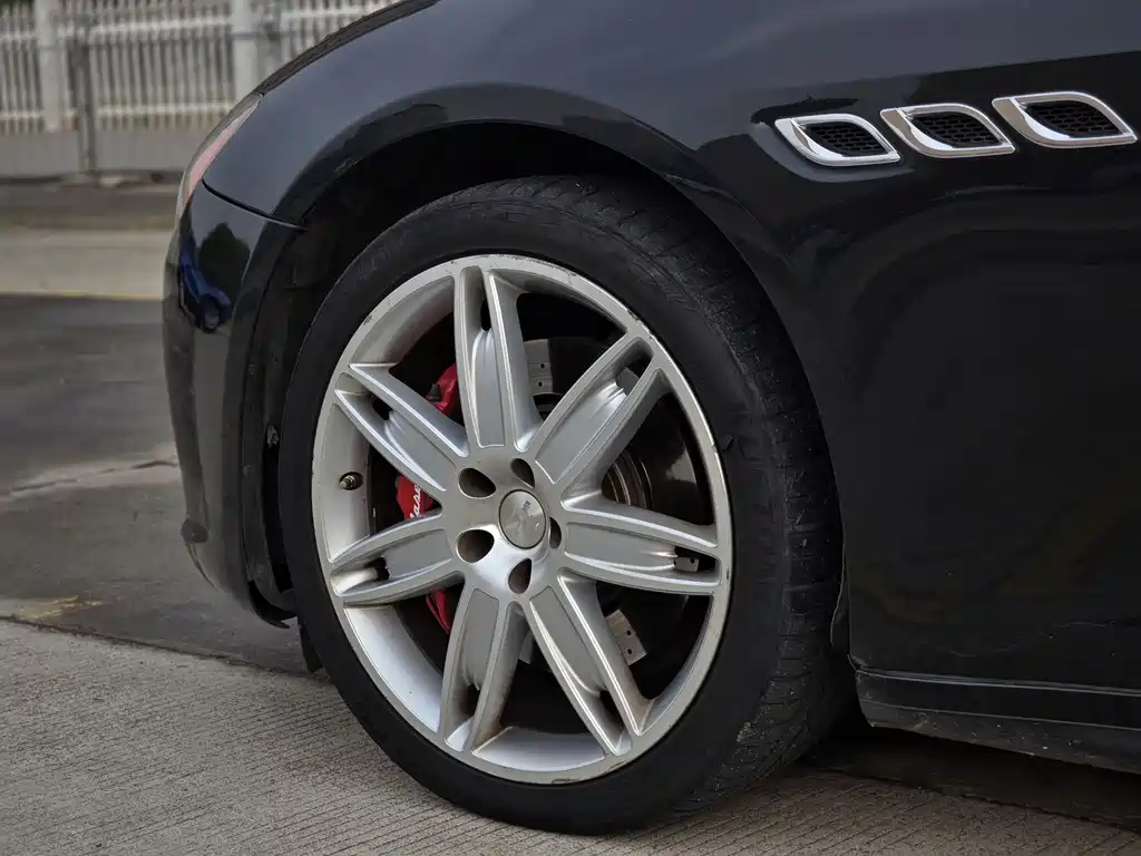 Maserati Quattroporte 2017 — фото 11