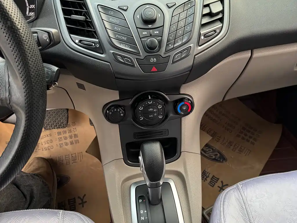 Ford Fiesta 2014 — фото 14