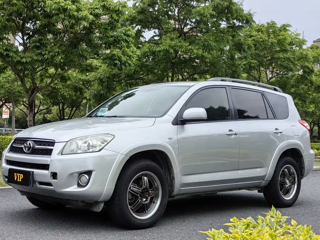 Toyota RAV4 2011 — фото 1