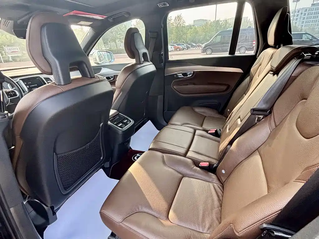 Volvo XC90 2021 — фото 11