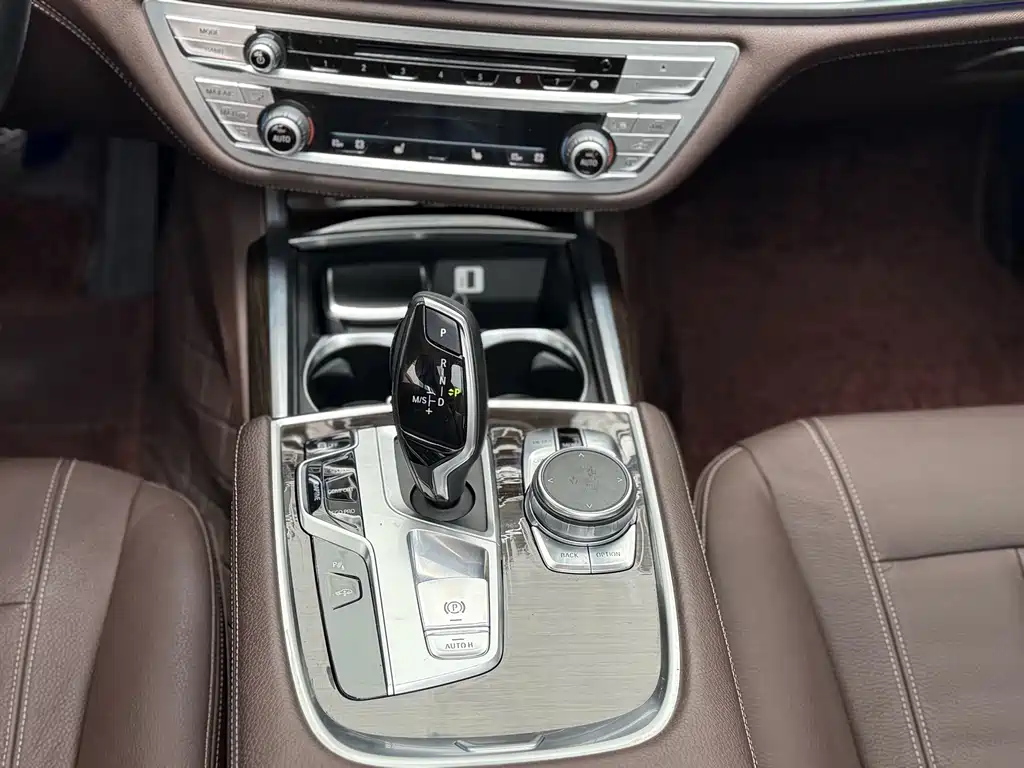 BMW 7 Series 2017 — фото 11