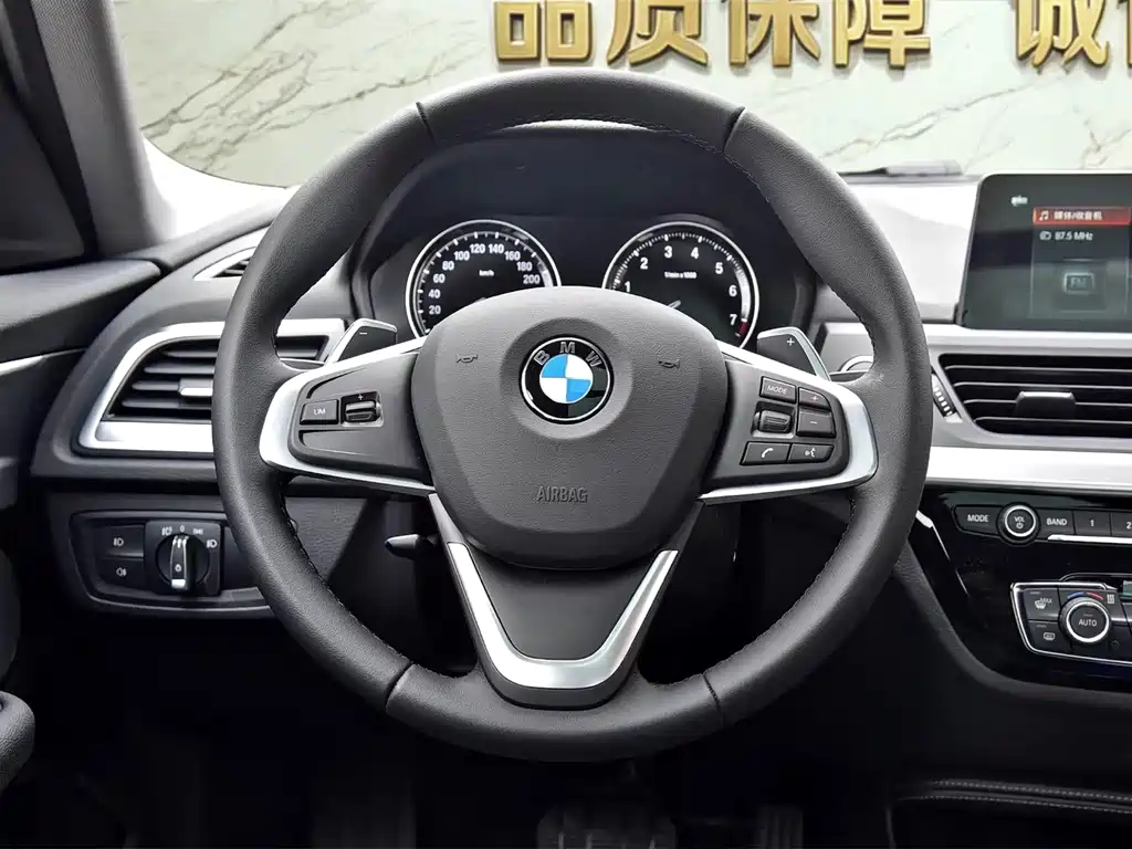 BMW 1 Series 2018 — фото 10