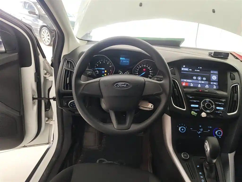 Ford Focus 2018 — фото 11