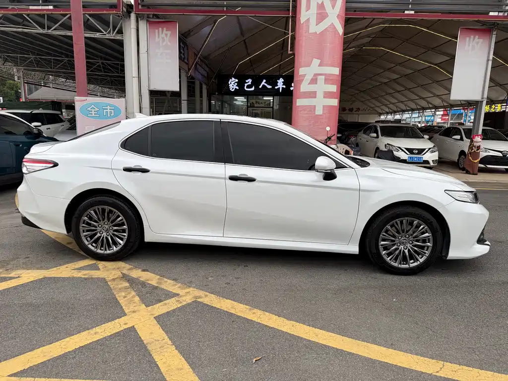 Toyota Camry 2020 — фото 12