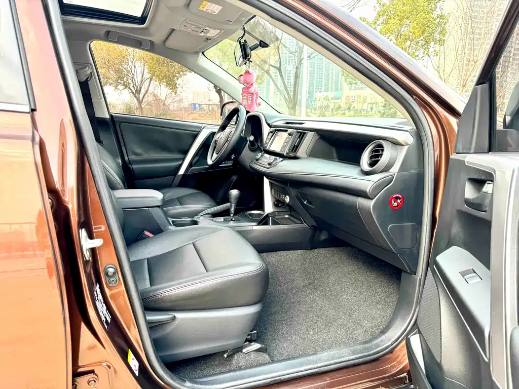 Toyota RAV4 2017 — фото 17
