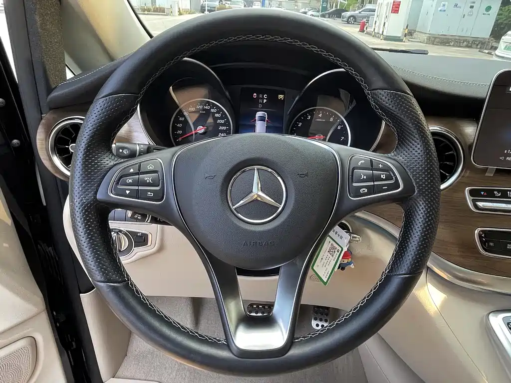 Mercedes-Benz V-Class 2023 — фото 9