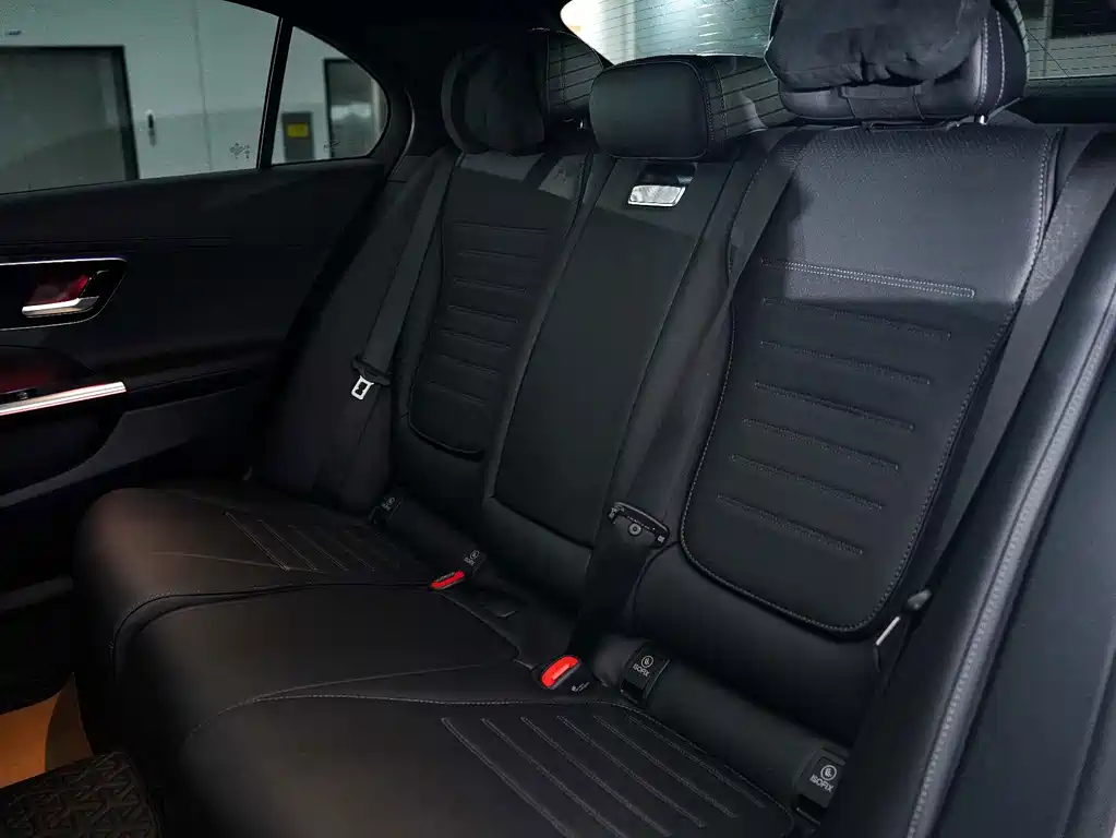 Mercedes-Benz C-Class 2025 — фото 15