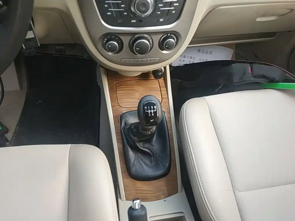 Buick Excelle 2015 — фото 14