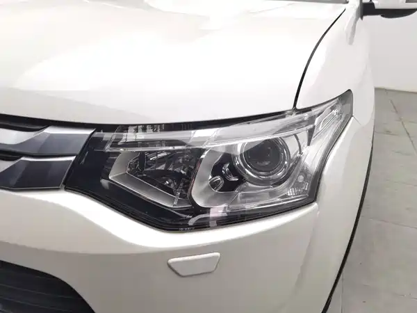 Mitsubishi Outlander 2015