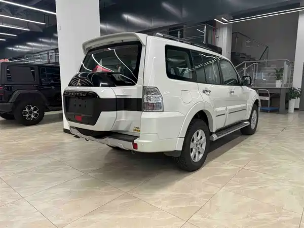 Mitsubishi Pajero 2020