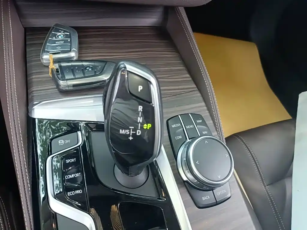 BMW 5 Series 2017 — фото 14