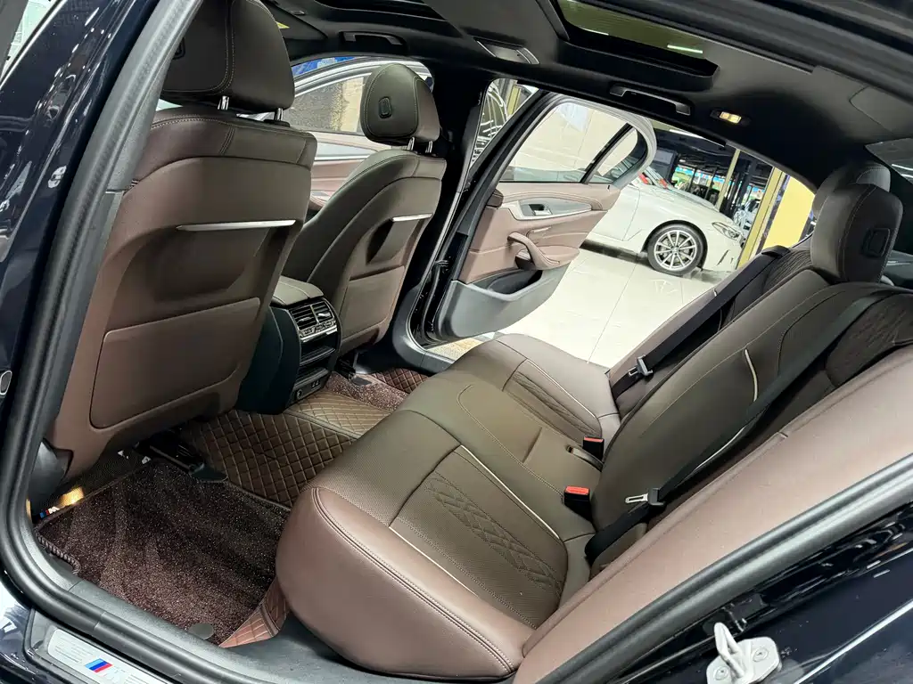 BMW 5 Series 2023 — фото 14