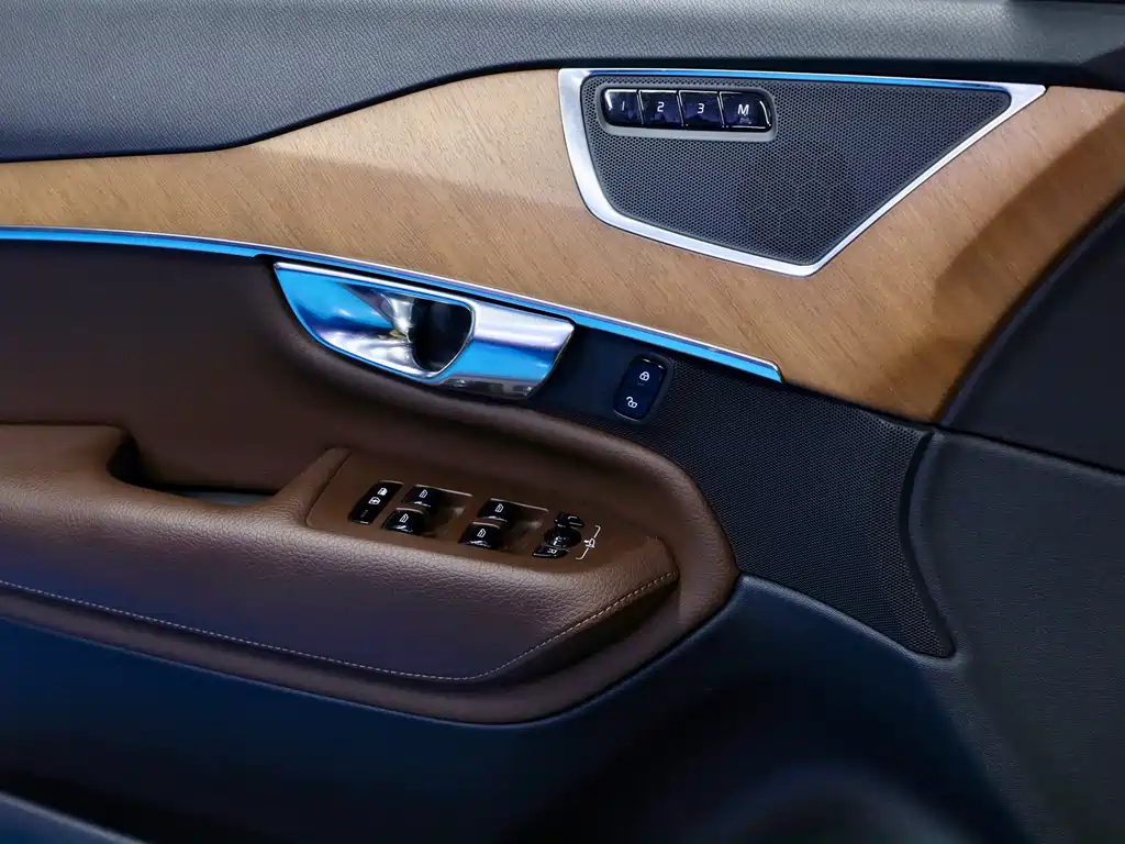 Volvo XC90 2020 — фото 19